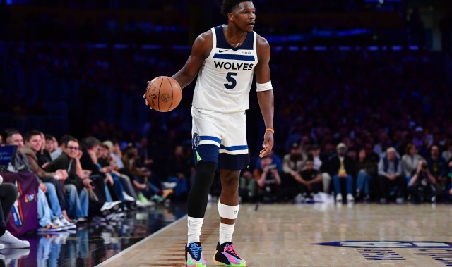 开云电子-开始发力！爱德华兹上半场10中5&amp;罚球8中8 砍下20分6板3助