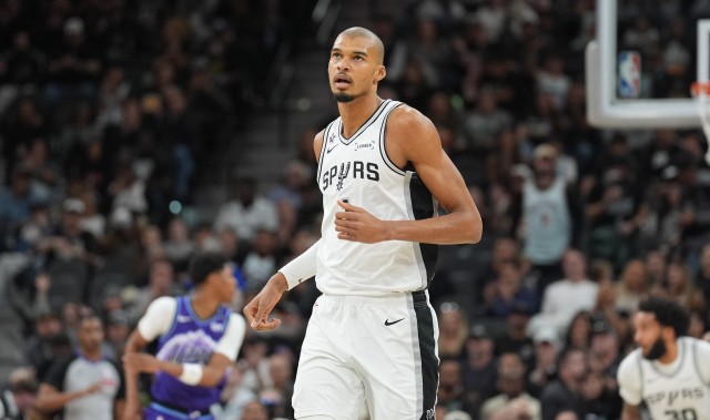 开云体育app-根本找不到筐！文班亚马篮下干扰 米西连续两次离谱出手