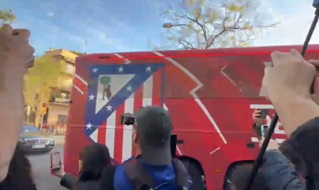 科贝：马竞大巴前往诺坎普的路上遭石块攻击，两扇车窗被砸碎