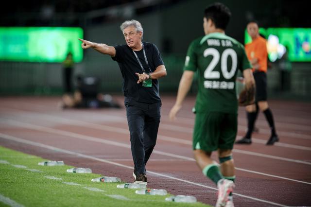 1728010509421072537.jpg (体育)(9)足球——中超:成都蓉城胜浙江队XxjpsgC007478_20240728_PEPFN0A001.jpg